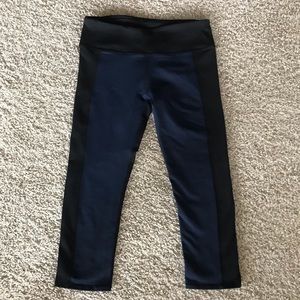 [SOLD] Fabletics Navy/Black Crop Leggings